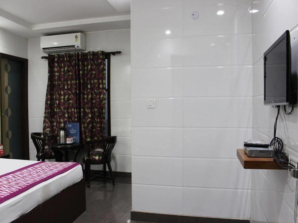 Oyo 2705 Hotel Preet Palace Nowe Delhi Zewnętrze zdjęcie